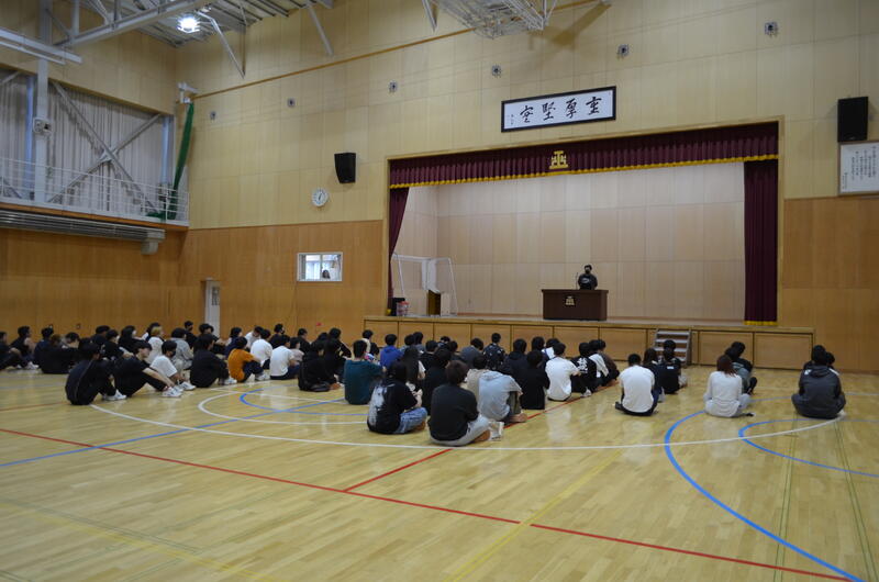 学校祭準備初日の全校集会の様子